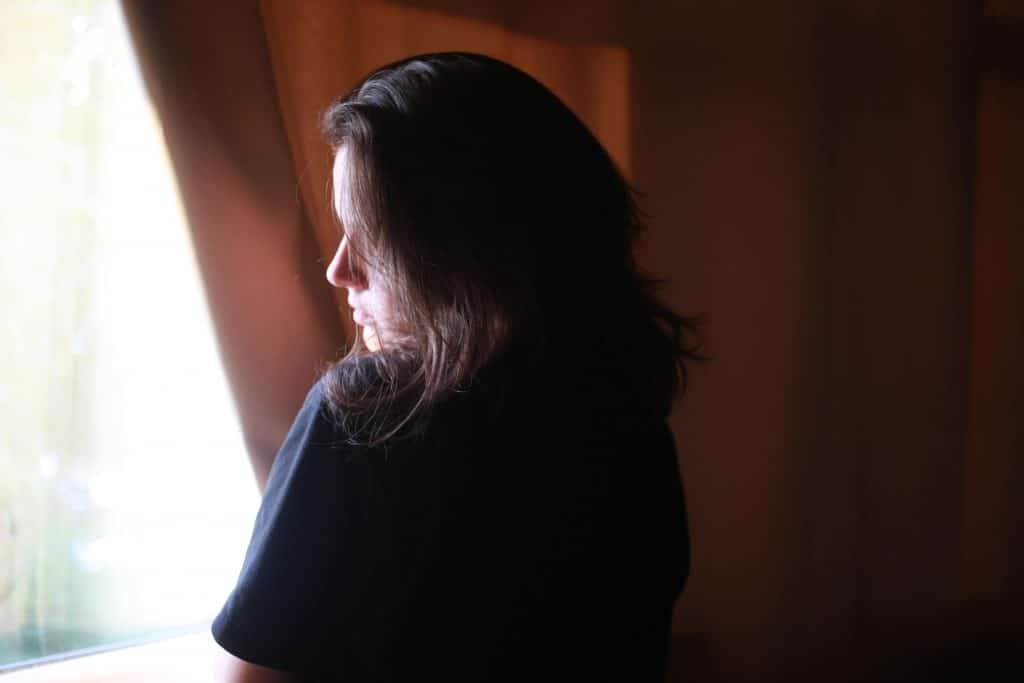 Béatrice Posner vid ett fönster, naturligt ljus.