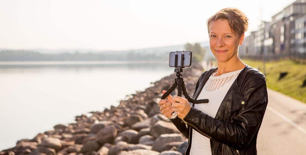Josefina lär dig hur du filmar med mobilkameran.