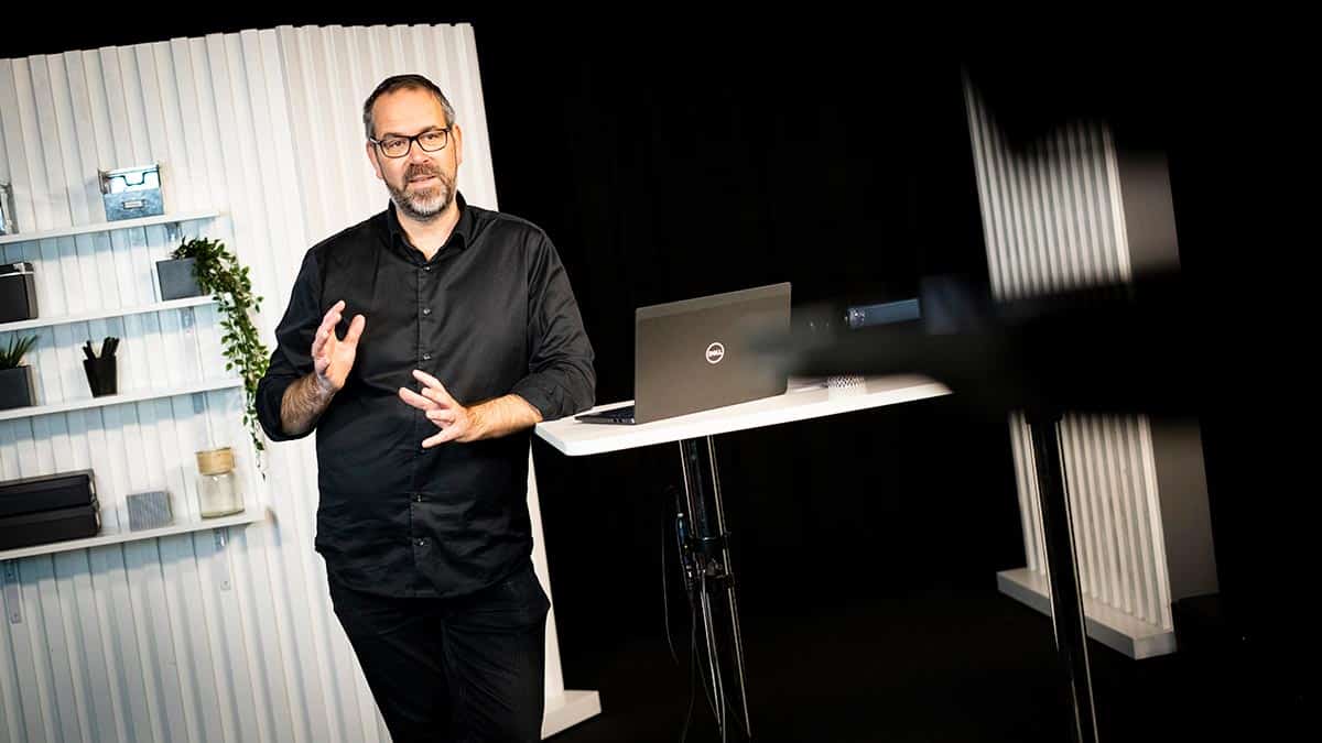 Peter Zier i Moderskeppets studio.