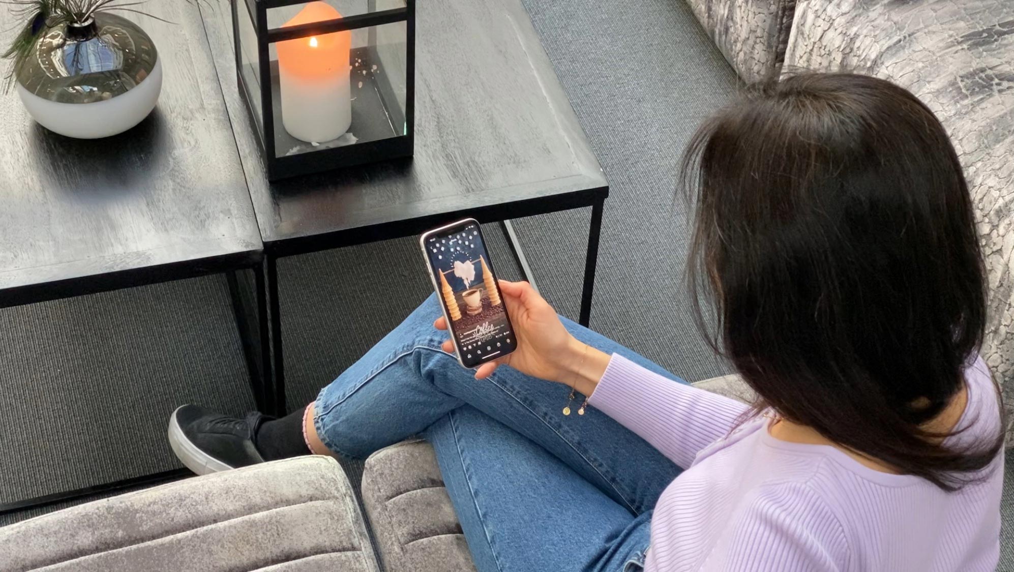 Yasemin Celebi sitter och skapar film med Instagram Reels.