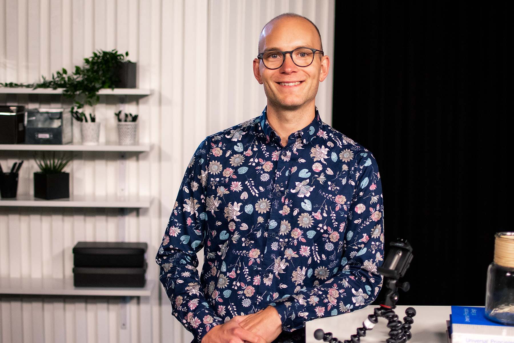 Mikael står i Moderskeppets studio