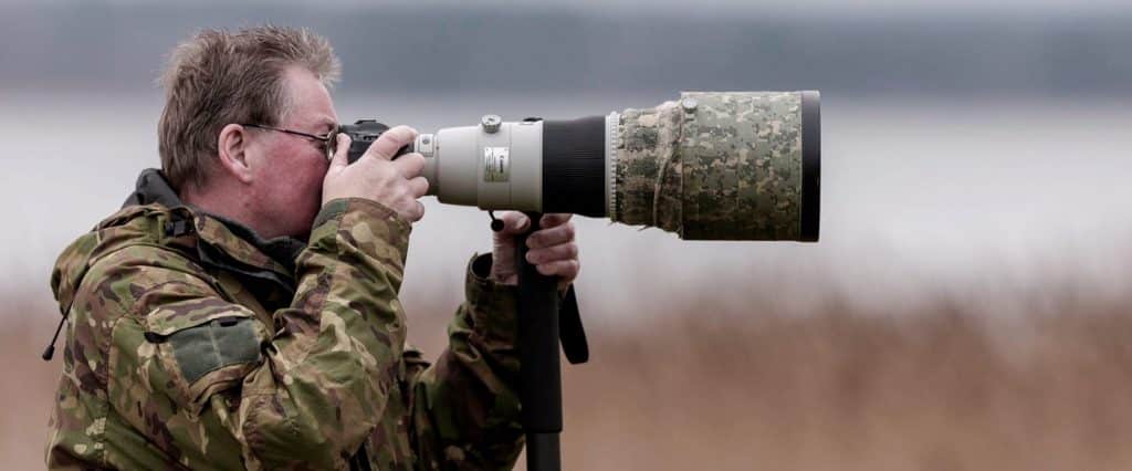 Fågelfotografen Jan Gustafsson fotar med teleobjektiv i naturen.
