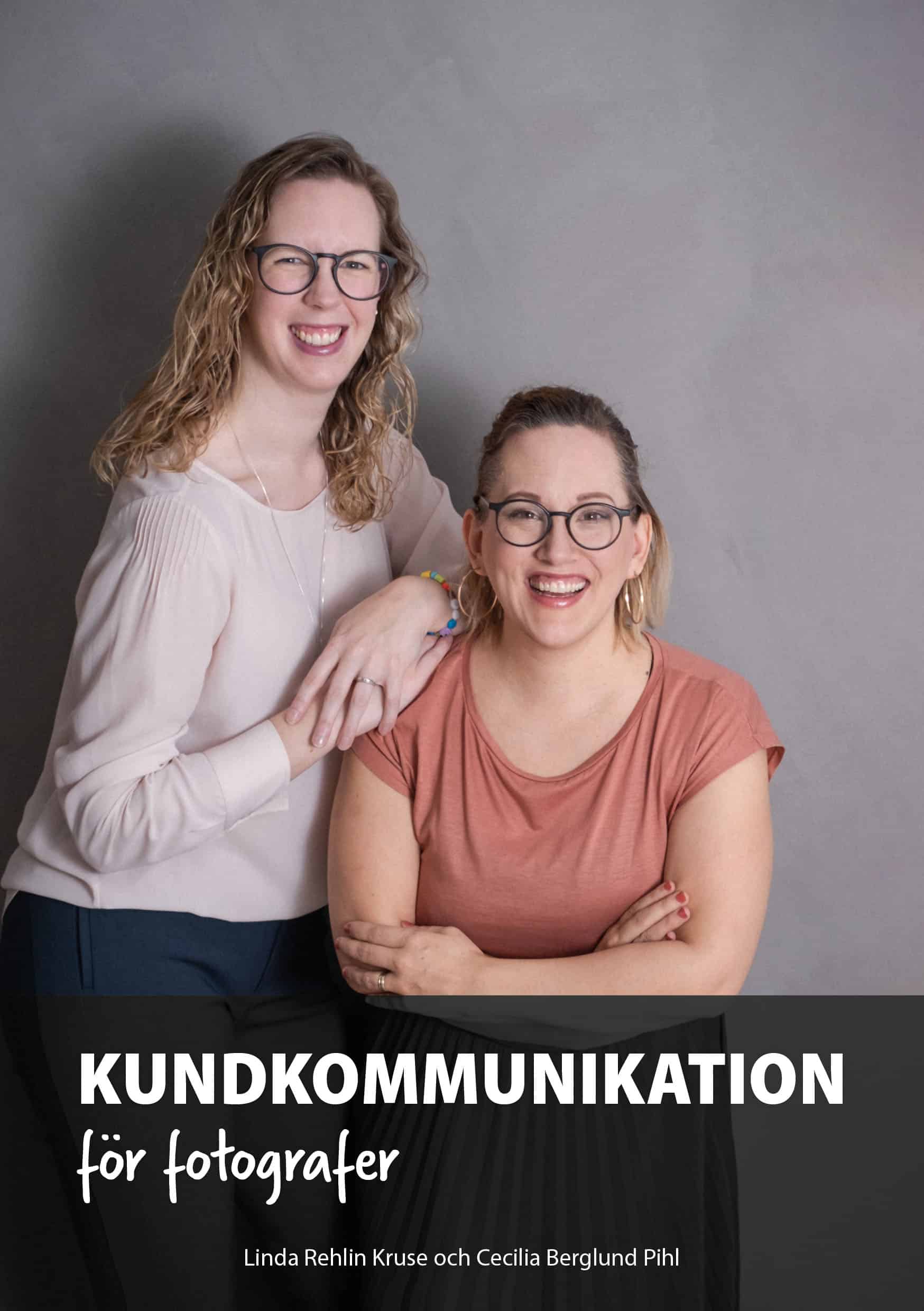 Författarna står bredvid varandra mot en grå bakgrund