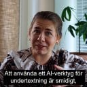 En stillbild av en kvinna sitter och pratar in i kameran. Videobilden har undertexter.