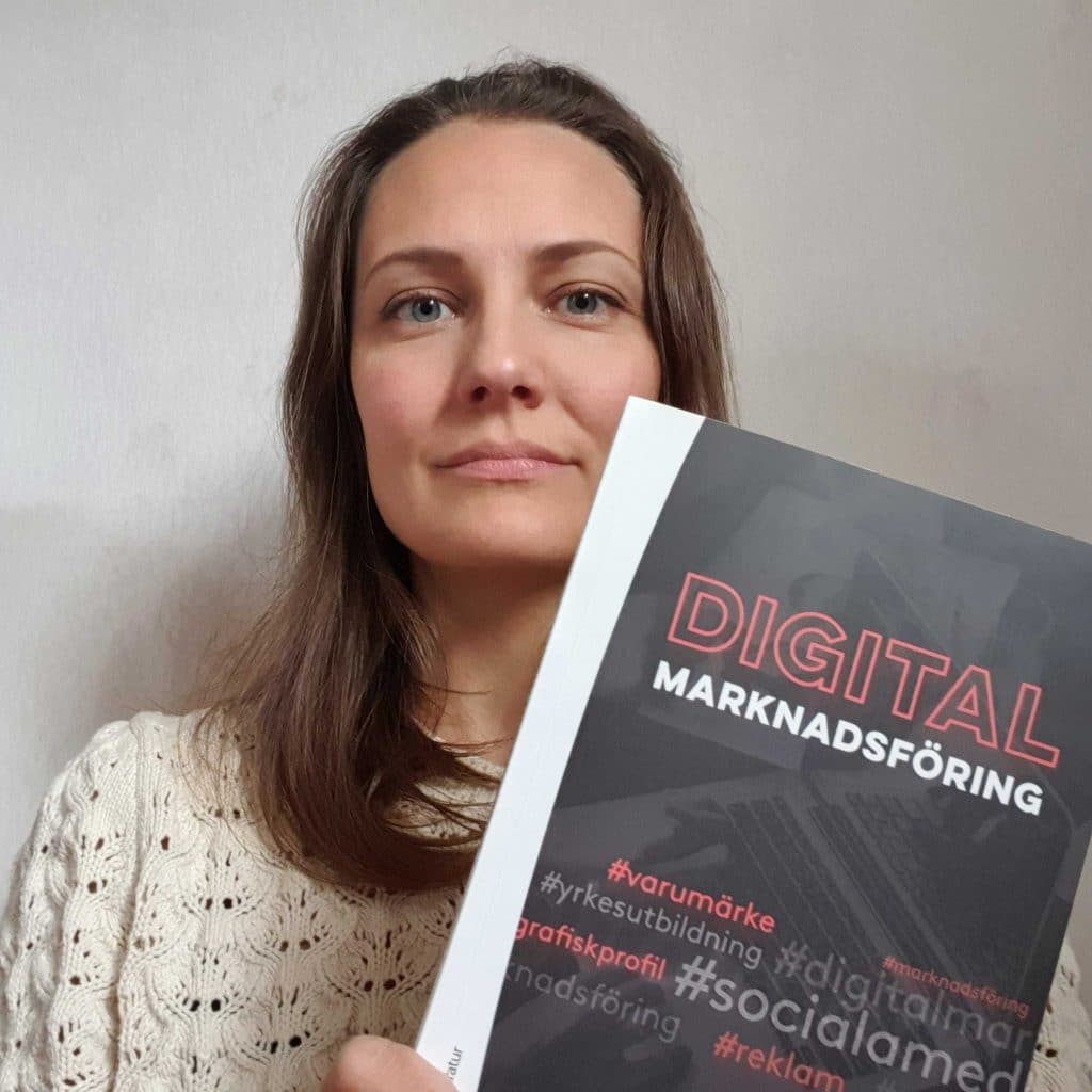 Annelie Fredriksson som håller i boken Digital marknadsföring