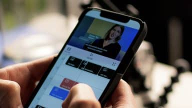 Mobiltelefon med appen clipsk öppen