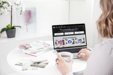 publiceringsverktyg för sociala medier sitter Gabriella med på sin laptop.