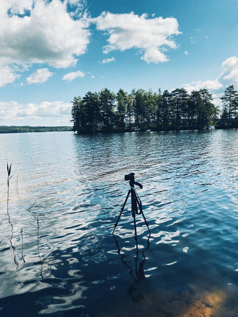 Kamera på stativ i sjö