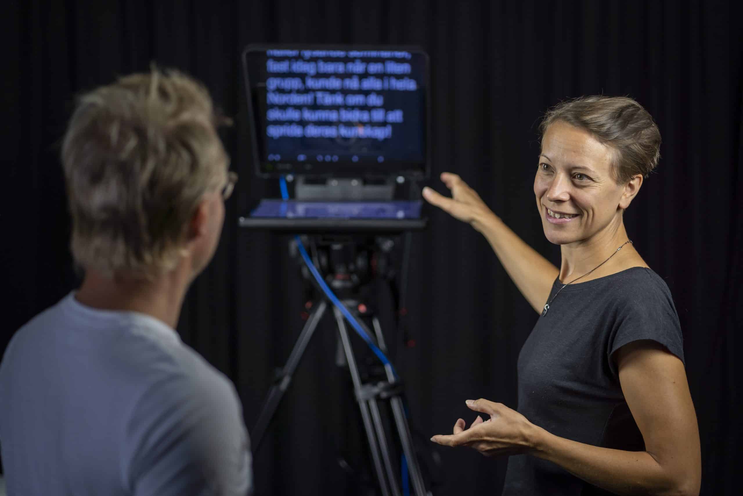 Josefina Sahlin visar prompter i studio