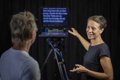 Josefina visar en prompter