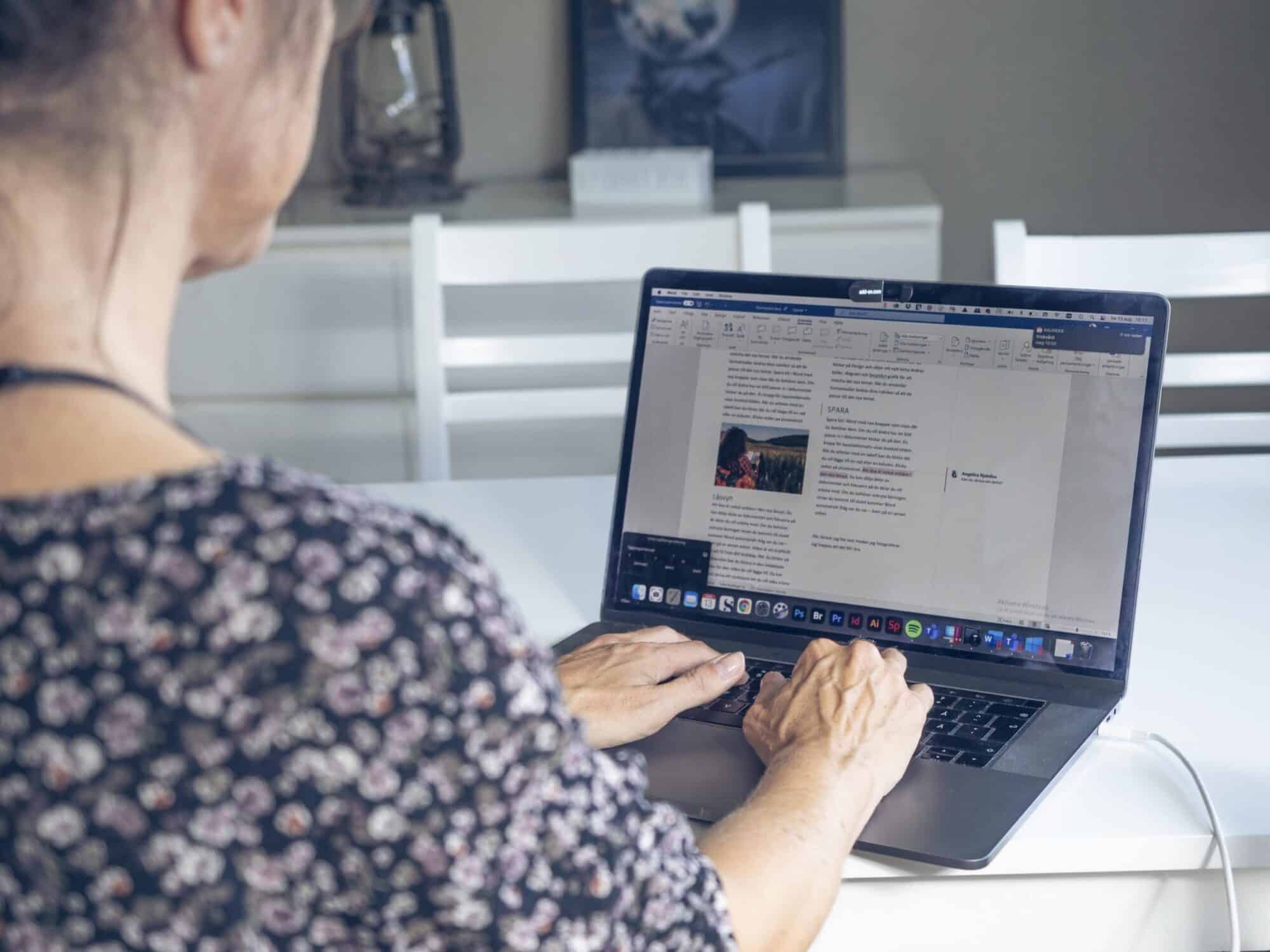 kvinna som jobbar i Word på bärbar dator