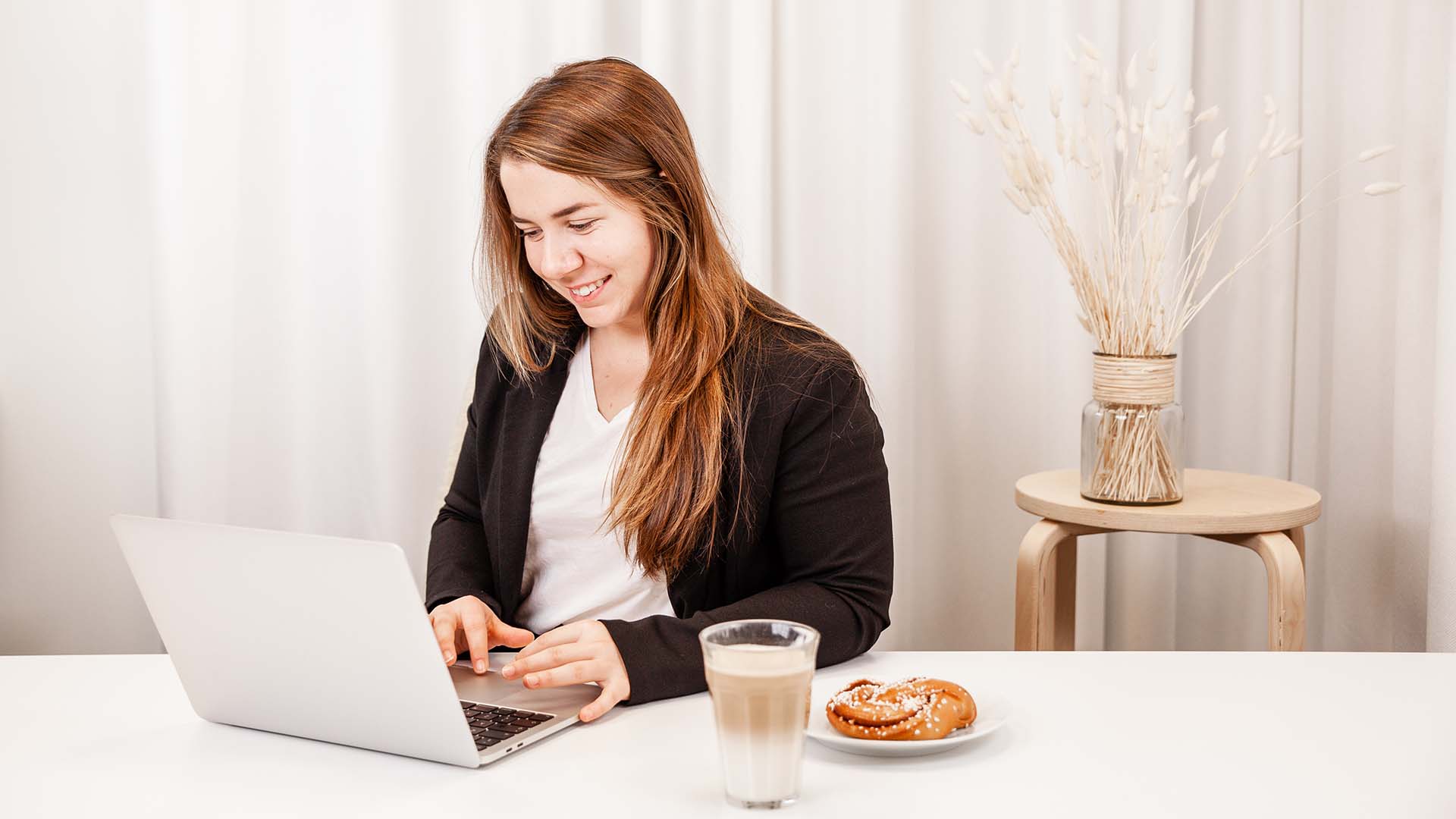 Person sitter vid en dator och skriver