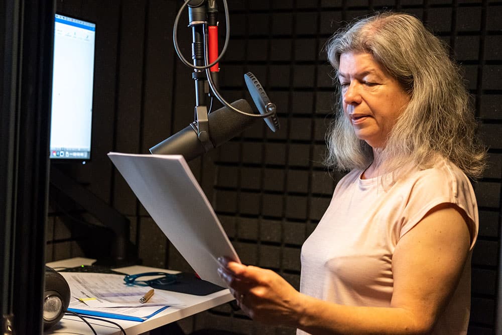 Carina Ridenius provläser sitt manus i ett ljudbås