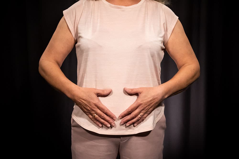 Carina Ridenius gör en andningsövning