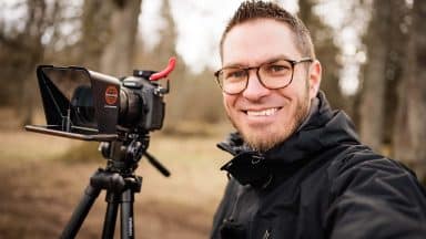 Person står bredvid en teleprompter