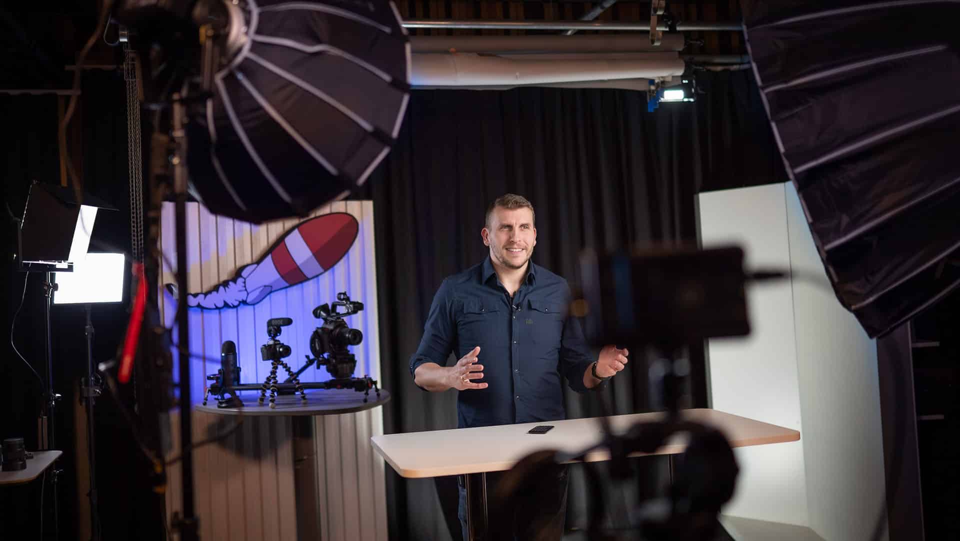 Person står i studio och spelar in