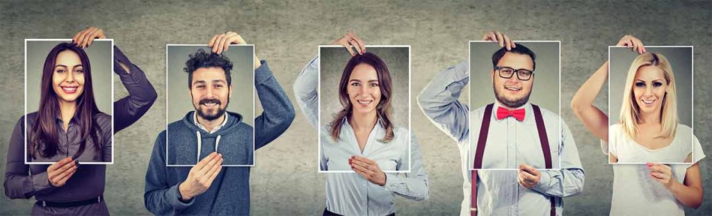 fem personer som står på rad