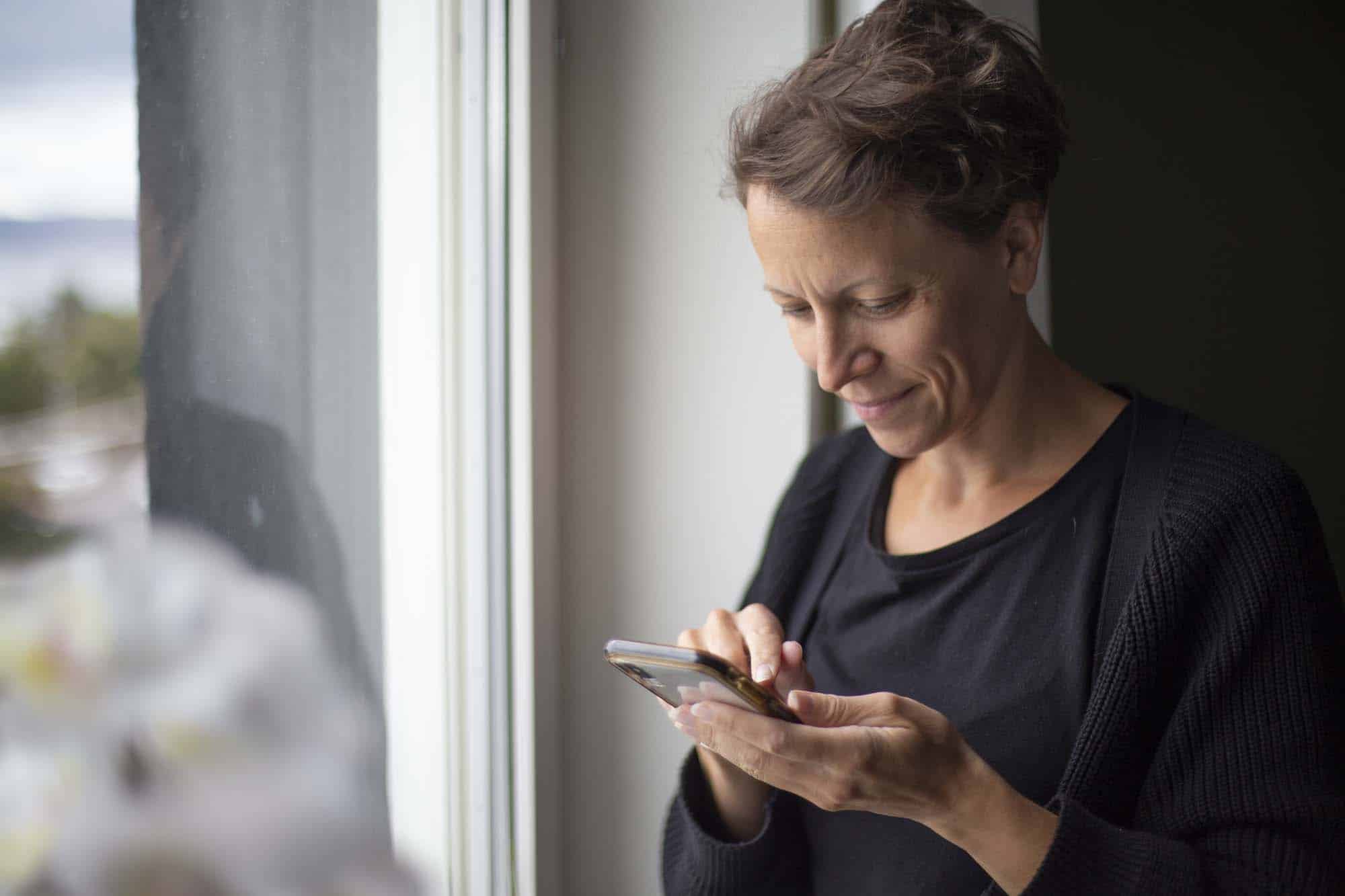 Josefina Sahlin står och redigerar i Premiere Rush