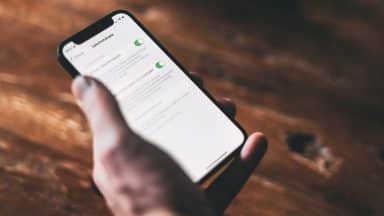 Bild på en iphone som visar inställningar för säkerhetskopiering