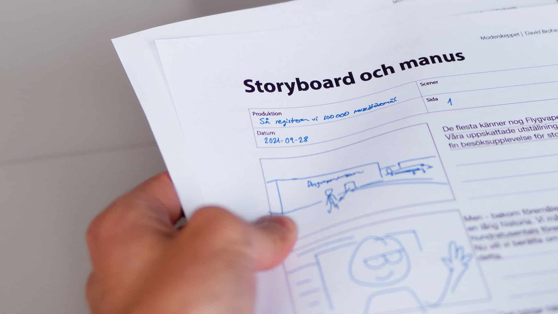 Person håller i en storyboard