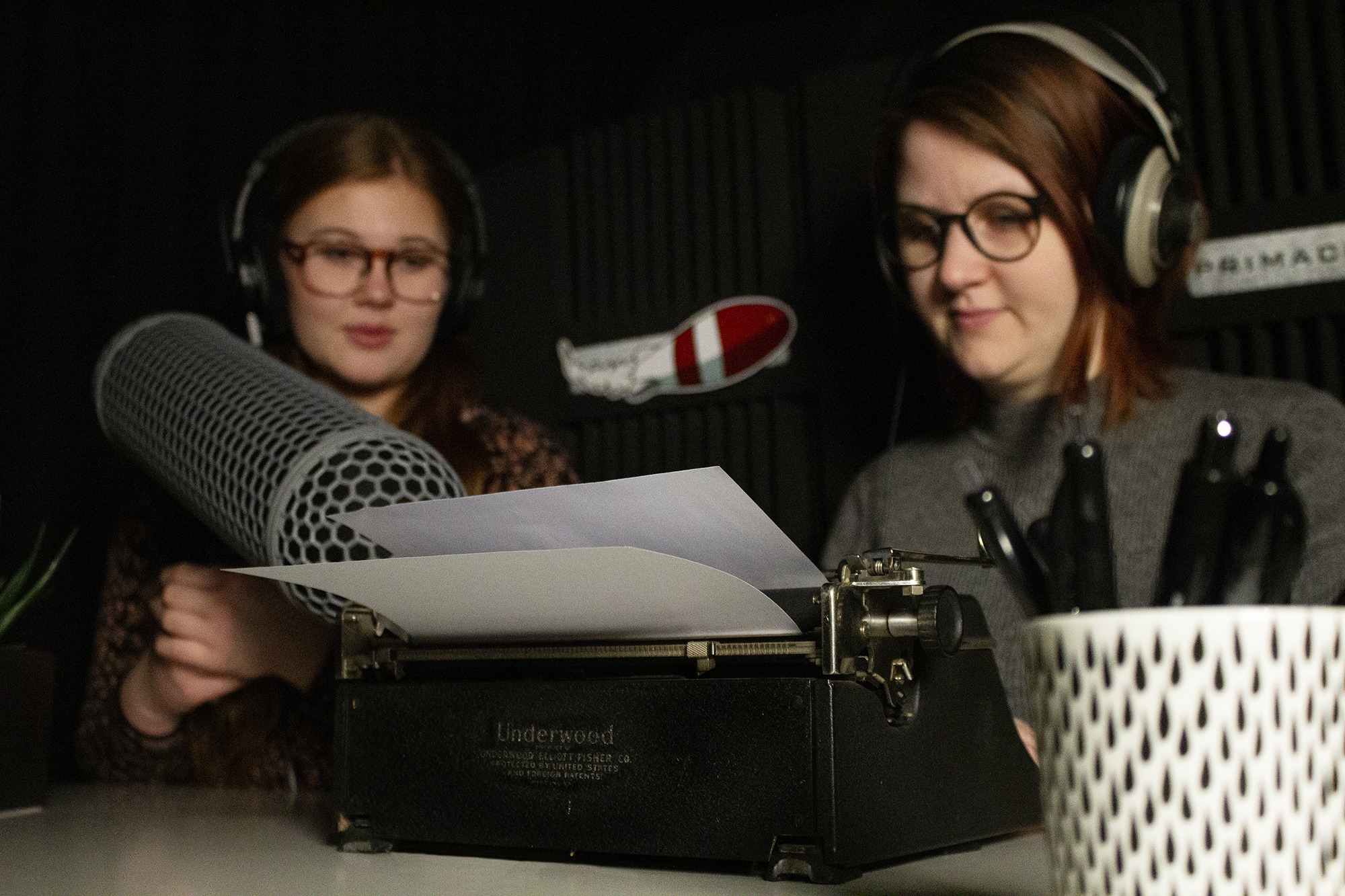 Anna och Tess spelar in ljud från en skrivmasin