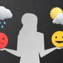 En siluett som står med händerna ut som vågskålar. I ena handen en negativ emoji med regnmoln över huvudet. I andra handen en positiv emoji med sol och moln över huvudet.