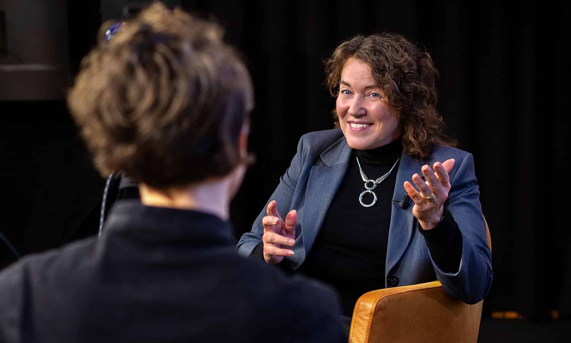 Annika Engström intervjuas av Josefina Sahlin
