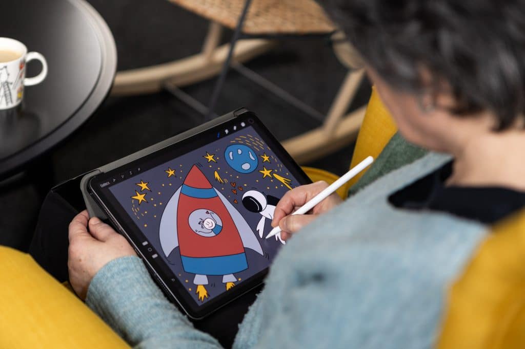 Foto på läraren Ivana Eklund som ritar på en iPad i programmet ProCreate