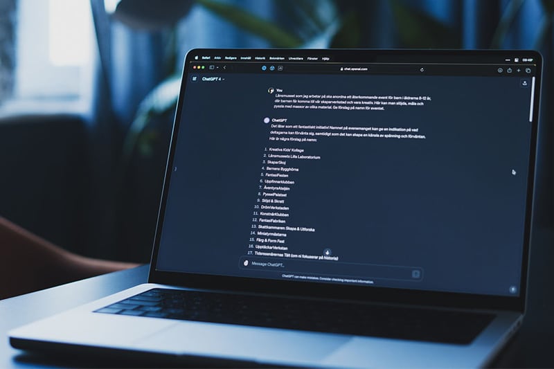 En laptop med ett chattfönster i ChatGPT som visar en konversation med AI.