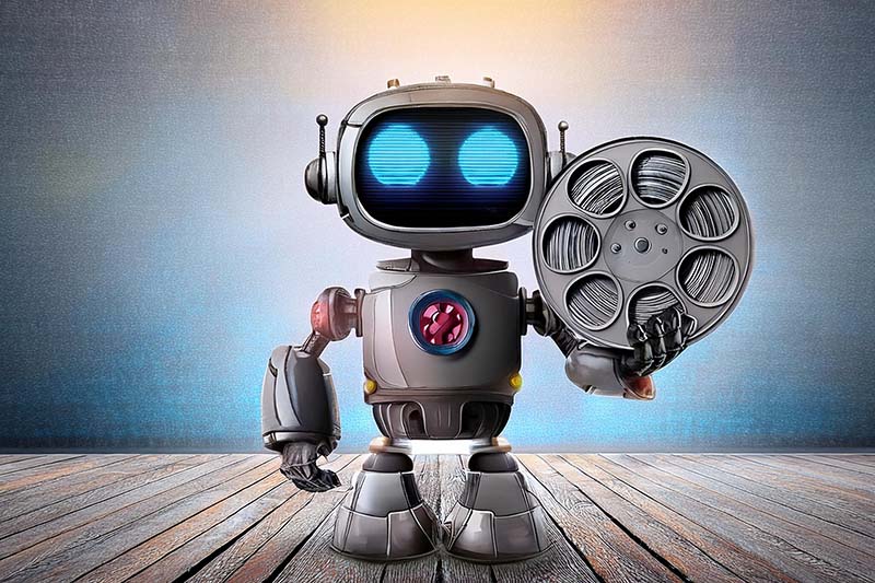 AI-robot står på trägolv och håller en filmrulle i ena handen. Bakgrunden är blå.