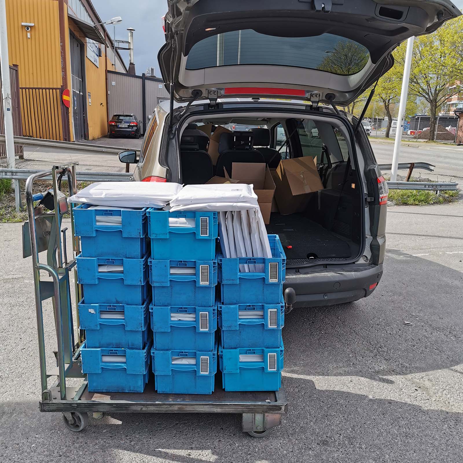 Stor leverans av bokpaket till posten