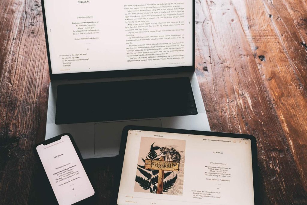 Samma e-bok i formatet EPUB öppnat på en MacBook, iPhone och iPad.