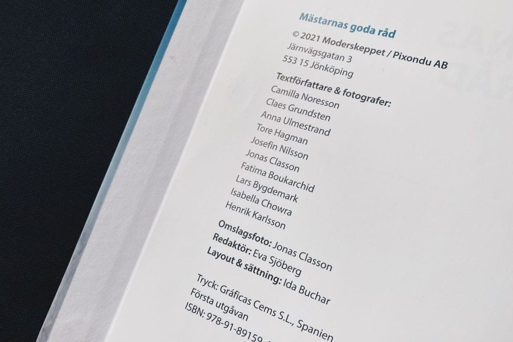 Kolofsidan för boken Mästarens Goda råd. Här syns tydligt vilka fotografer som har bidragit med bilder.