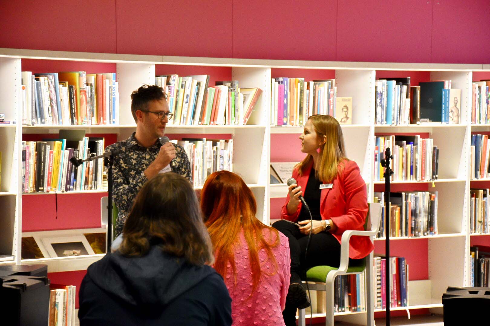 Lucas Lund intervjuas av Elin Ihreborn på SmåLit 2020.