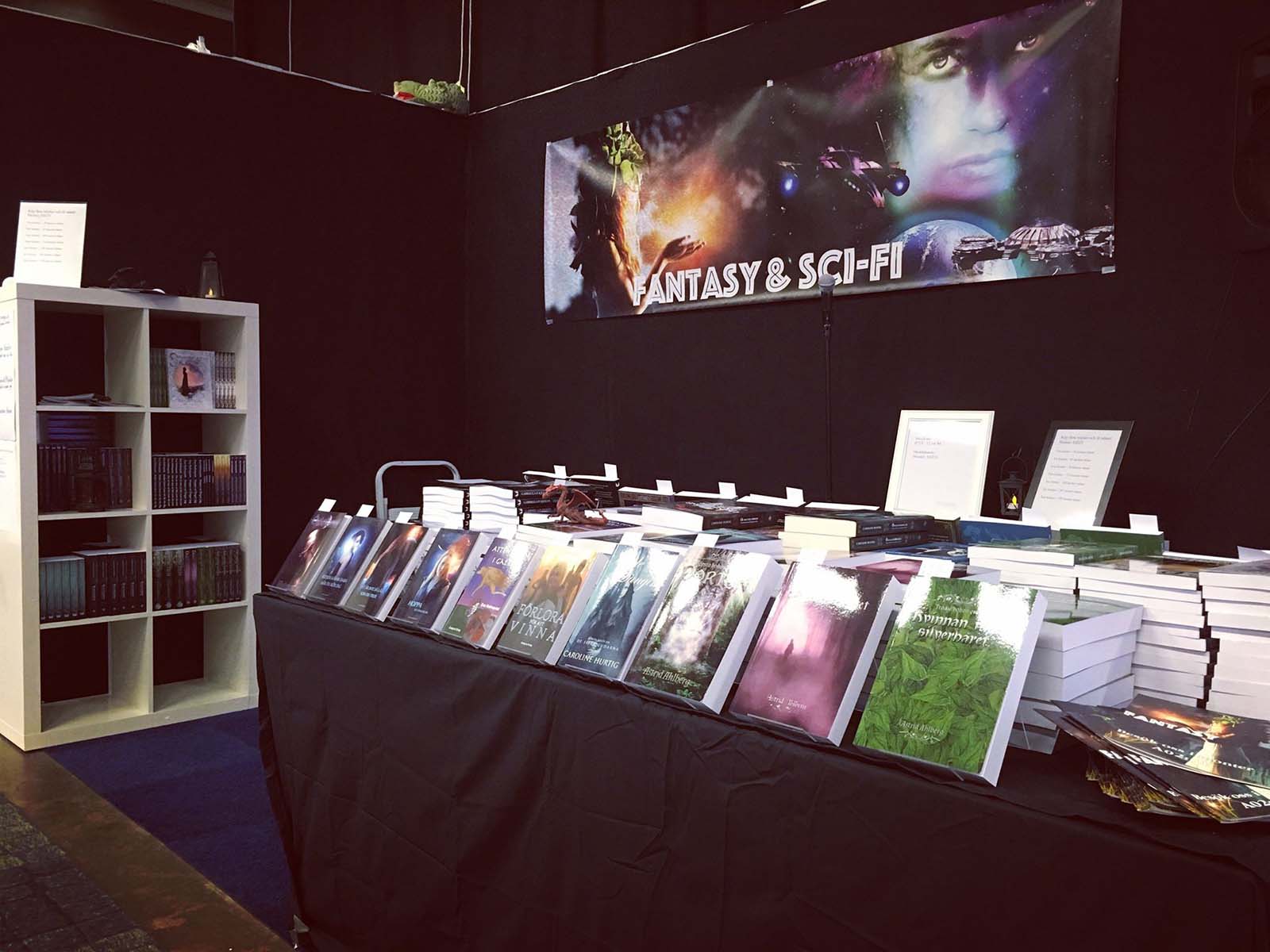 Monter på bokmässan i Göteborg med ett bokbord.