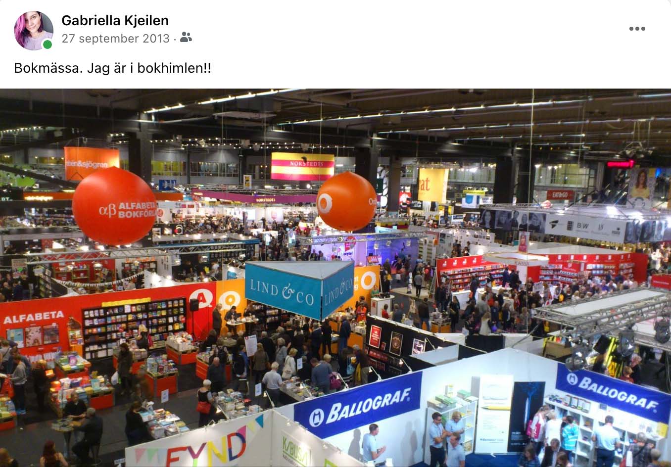 Facebookinlägg med bild på bokmässan och texten "Bokmässa! Jag är i bokhimlen."