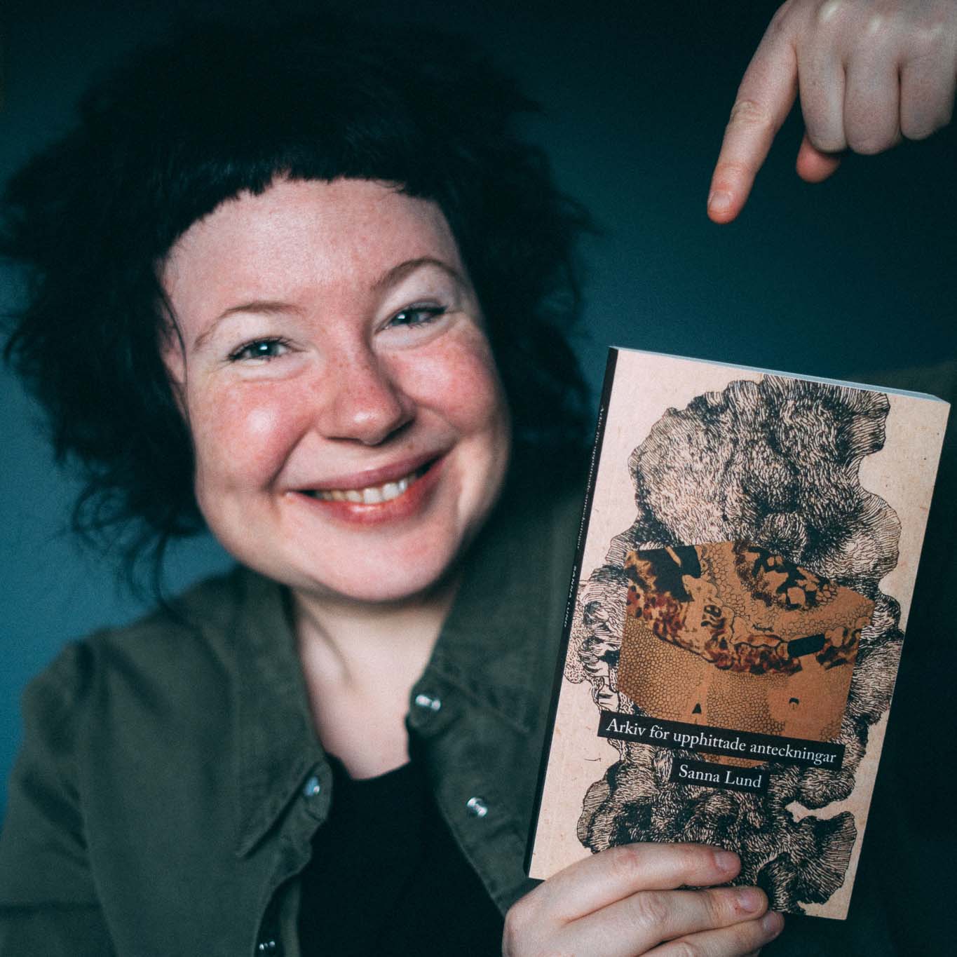 Sanna Lund med sin debutroman "Arkiv för upphittade anteckningar"
