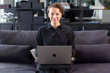 Bild av Josefina Sahlin, Moderskeppets VD. Sitter i en soffa med kontoret i bakgrunden.
