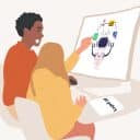 Två personer sitter framför en datorskärm med en AI-illustration. På skrivbordet ligger ett dokument märkt