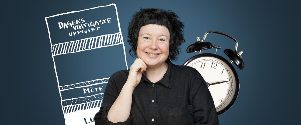 Illustration av produktivt arbete i form av en omslagsbild för kursen Personlig produktivitet. Kvinna ler mot kameran med en klocka och ett städat kalenderschema i bakgrunden.