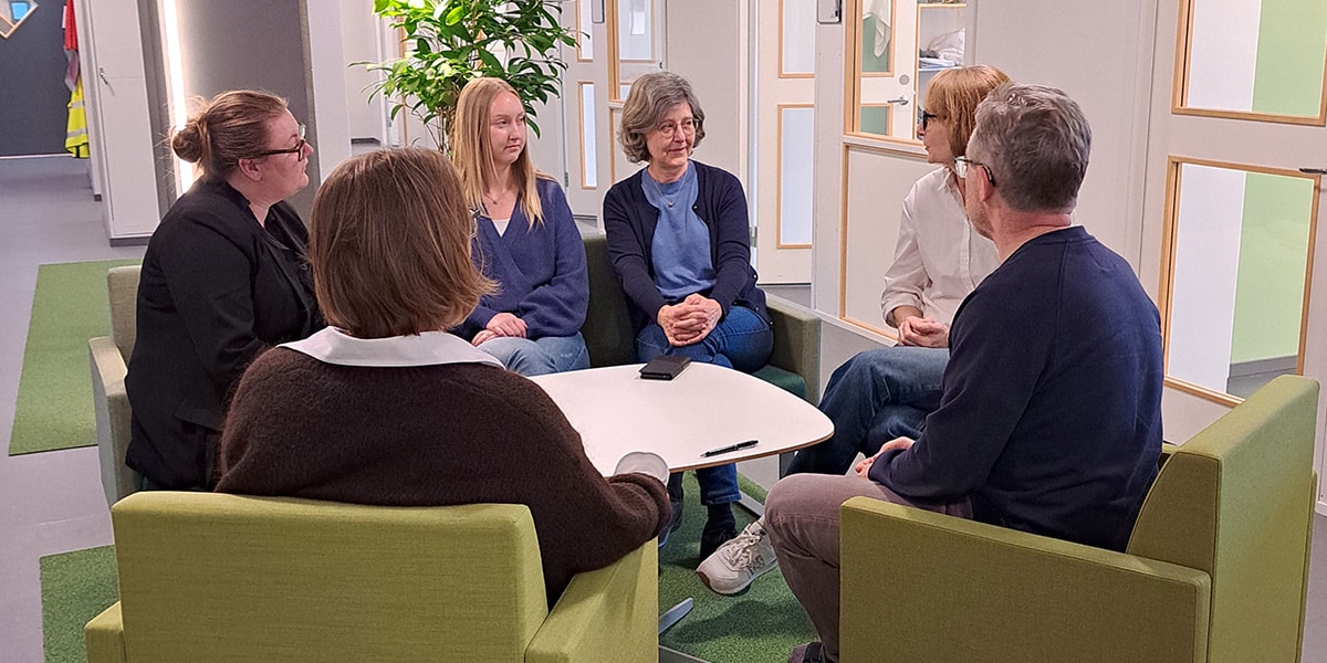 Medarbetare på VTI sitter och diskuterar i en kontorsmiljö.