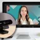 En dator med Sabina i ett zoom-möte där hon använder en virtuell och grafisk stilren bakgrund.