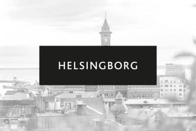 Helsingborgs stads logotyp mot en svartvit bild över stadskärnan ut mot sundet.