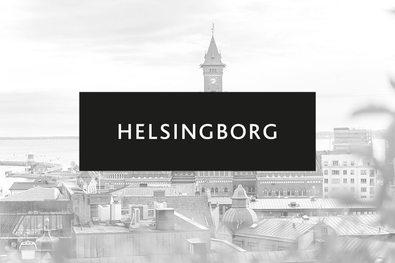 Helsingborgs stads logotyp mot en svartbild bild över stadskärnan ut mot sundet.