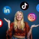 En leende kvinna med långt blont hår och röd tröja håller ut sina händer. Runt henne svävar fem logotyper från de sociala medieplattformarna LinkedIn, YouTube, Instagram, TikTok och Facebook.