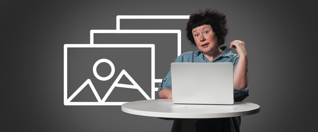 Sanna Lund, lärare i onlinekursen Presentationsteknik, står bakom en skärm och presenterar. Bakgrunden är grå och visar tre olika illusrerade slajds från en presentation.