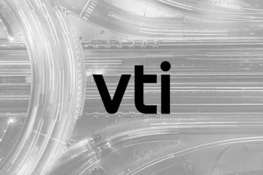 VTI:s logotyp ligger på en top view av svensk infrastruktur med motorvägar och rörelser.