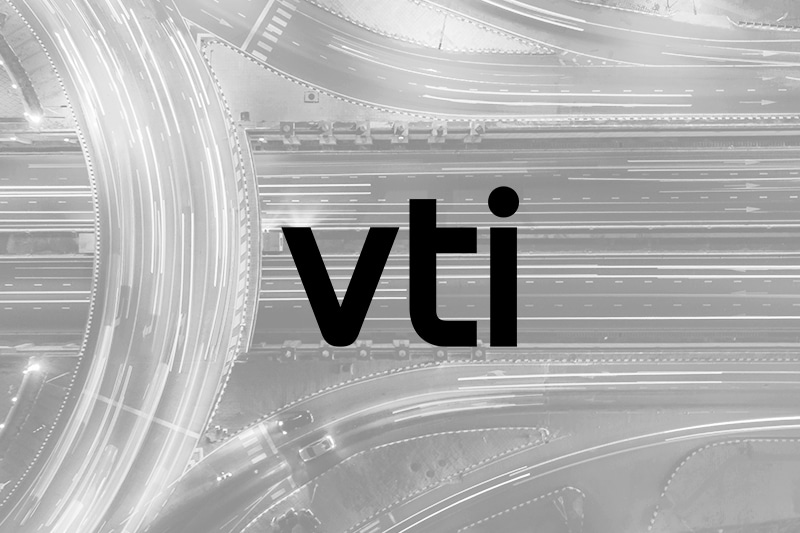 VTI:s logotyp ligger på en top view av svensk infrastruktur med motorvägar och rörelser.