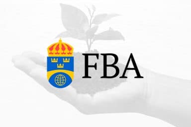 Folke Bernadotteakademins logotyp med svensk vapensköld och texten FBA, framför en bild av en hand som håller en planta.