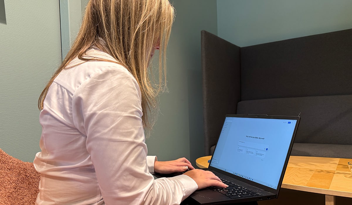 Erica Sirviö-Musta arbetar med Ultramares AI-assistent i Copilot.